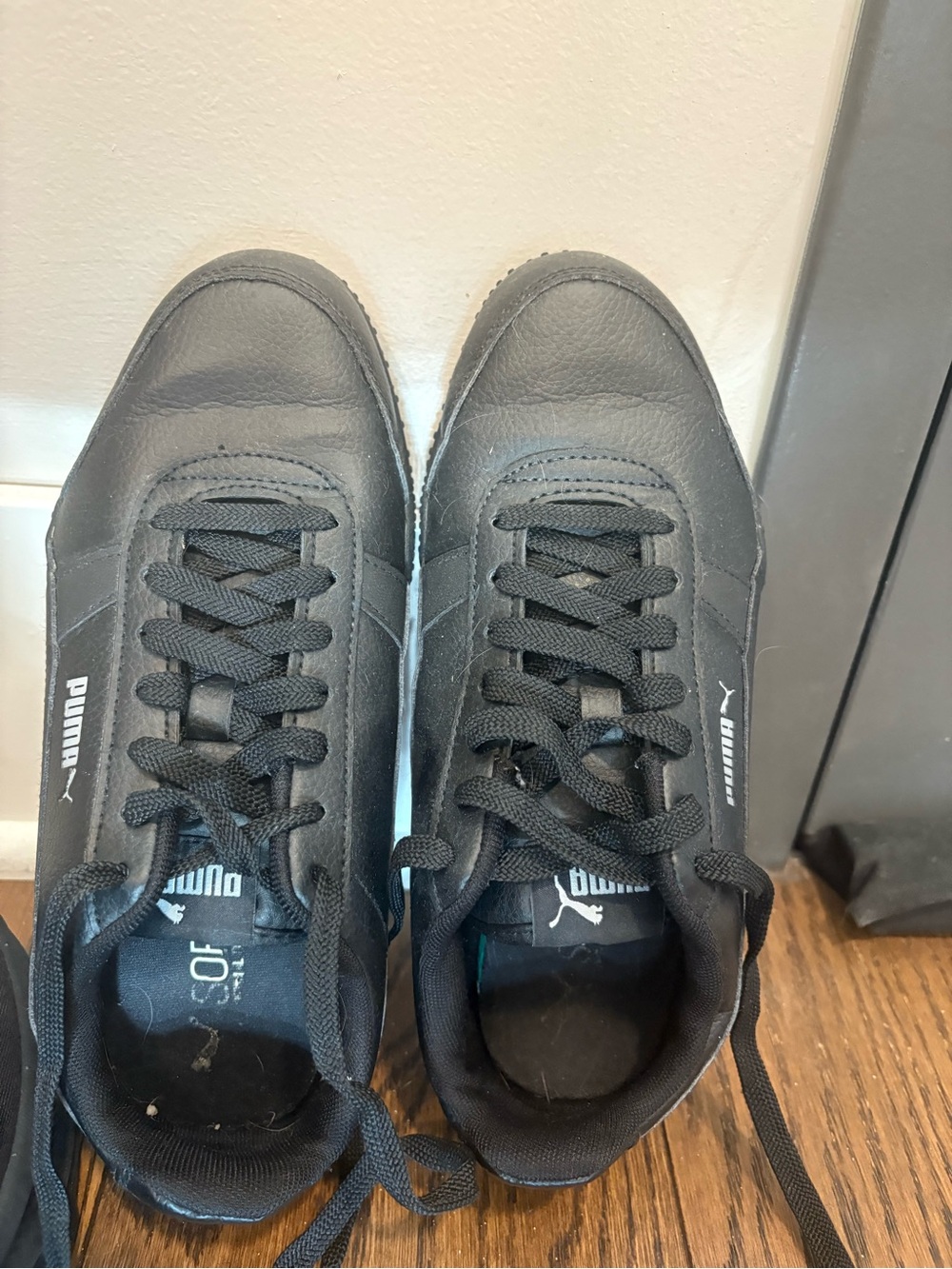 Puma women’s Black Low-Top Leather Sneakers